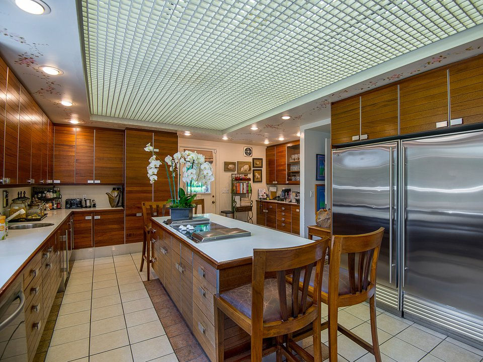 Nhà bếp có không gian rộng rãi và bên cạnh làmột tủ lạnh lớn.