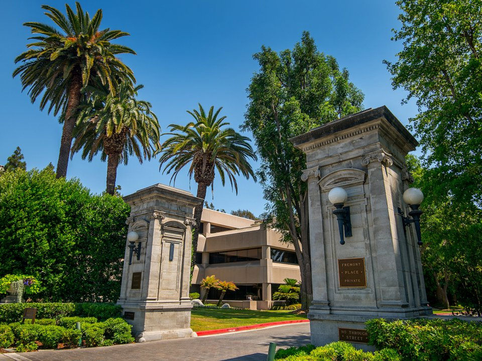 Căn biệt thự nằm trên 1,5 mẫu Anh trong khu phố Hancock Park của Los Angeles.