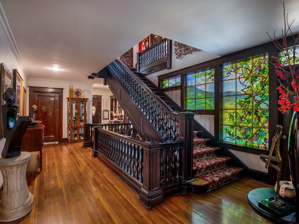 Ngôi nhà có cửa sổ kính màu của Louis Comfort Tiffany.