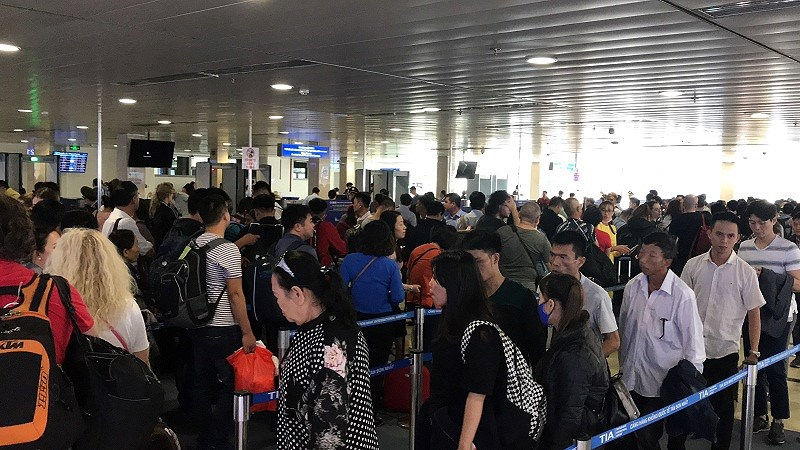  Hành khách làm thủ tục check-in tại sân bay Tân Sơn Nhất. ẢNH: T.THÙY. 