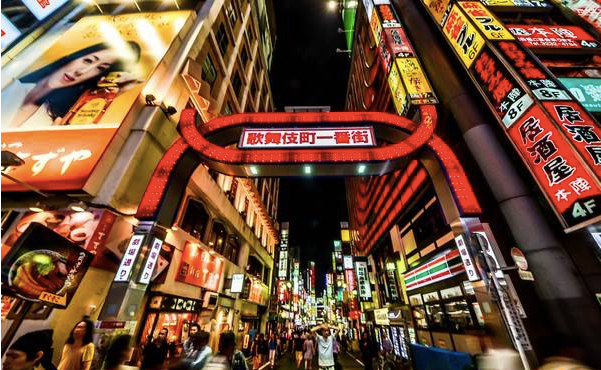 Khu phố đèn đỏ Kabukicho vào buổi tối rất sầm uất với những tấm biển quảng cáo rực sáng.