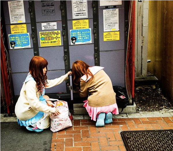 Ở Nhật rất thịnh hành việc các nữ sinh đi làm part-time trong những bộ đồng phục học sinh.