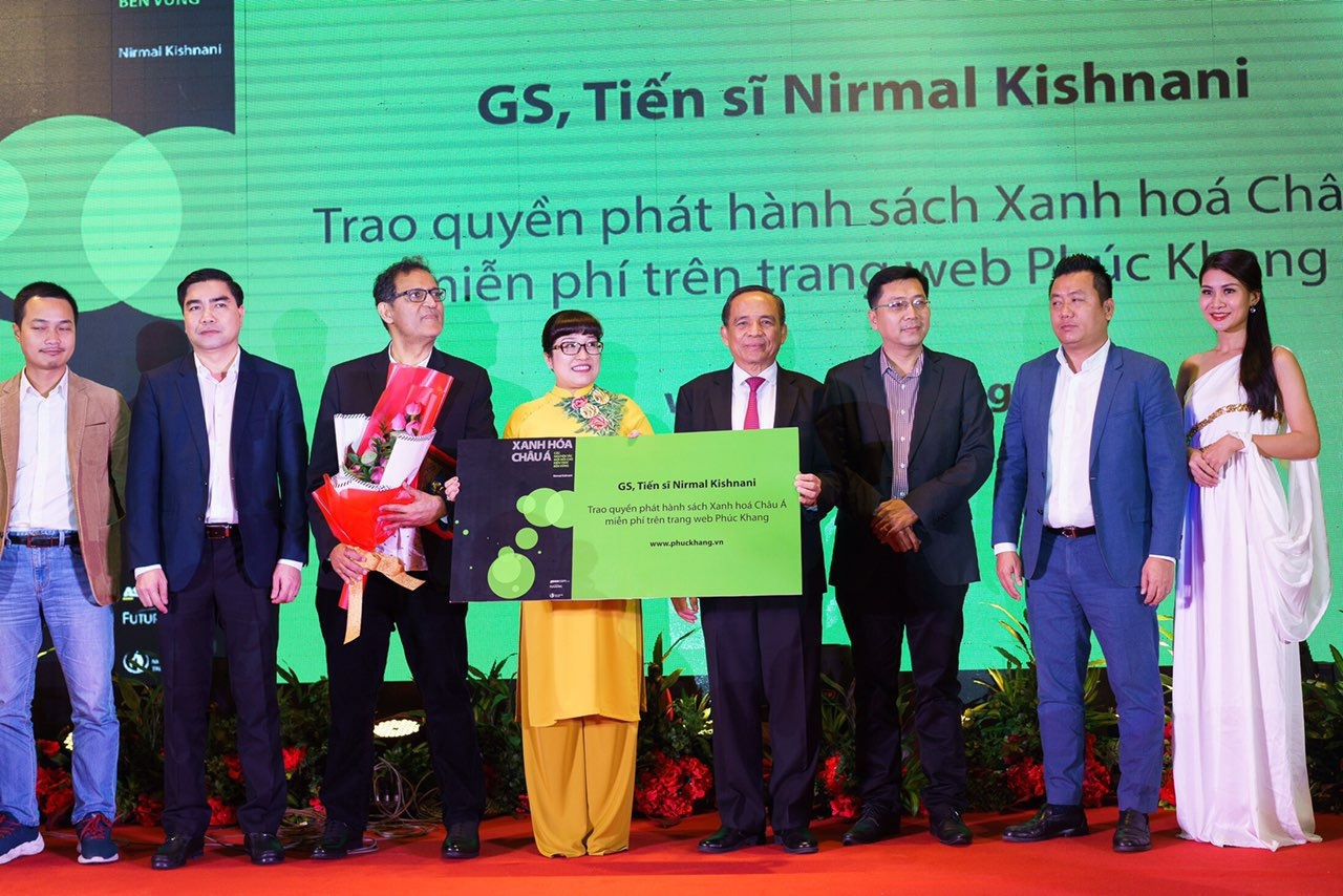   Giáo sư Kishnani trao quyền phát hành cho Bà Lưu Thị Thanh Mẫu - CEO Phuc Khang Corporation  
