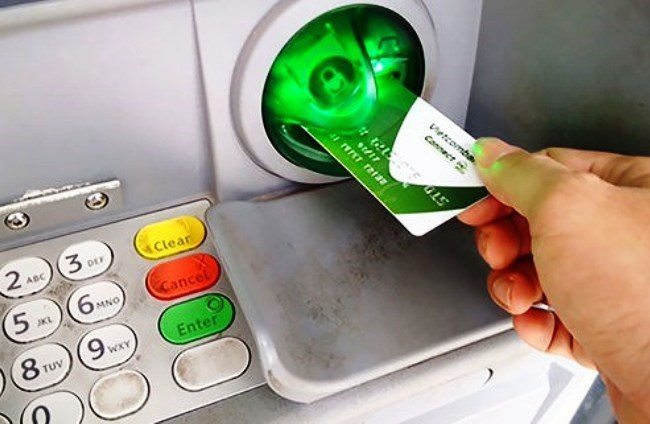 Chỉ riêng Vietcombank đã tốn gần 700 tỷ đồng để chuyển đổi thẻ ATM.