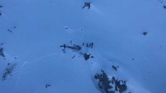 Xác máy bay trực thăng trên sông băng. Ảnh: La Repubblica