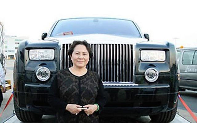 Bà Diệp và chiếc siêu xe Rolls Royce Phantom mang biển số 77L-7777. Ở Việt Nam, có giai thoại là đi xe Rolls Royce đồng nghĩa với Rủi Ro.
