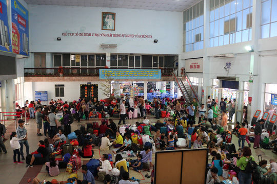 Hành khách đông nghẹt, vạ vật tại sảnh chờ Ga Sài Gòn chiều 27/1.