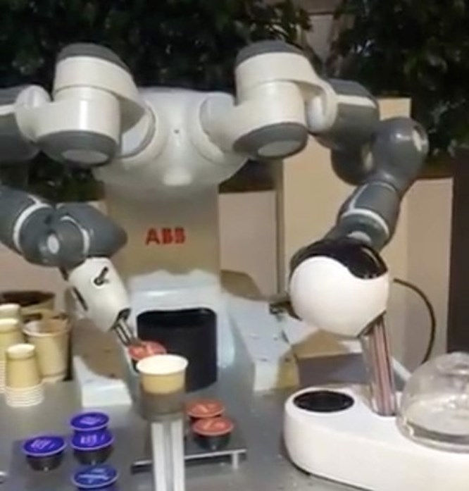 Robot YuMi đang pha cà phê. ẢNH: Youtube.
