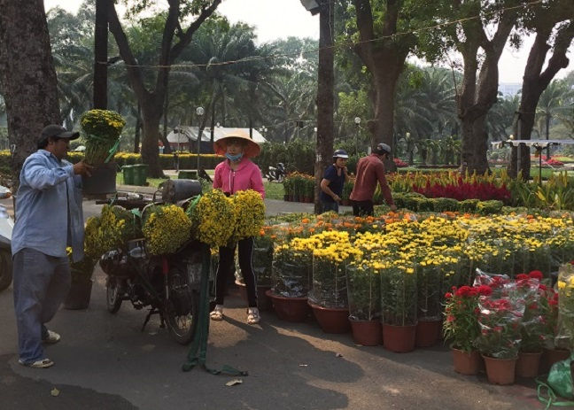   Khách hàng của chợ hoa hiện chủ yếu là các đơn vị, doanh nghiệp mua hoa về trưng ở công ty, nơi làm việc.  