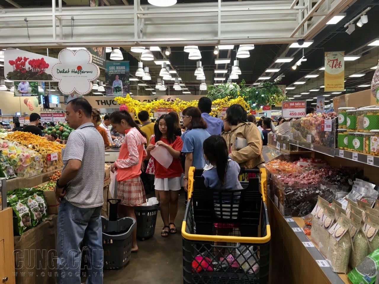 Cận Tết, người Sài Gòn chen chân mua sắm ở các siêu thị