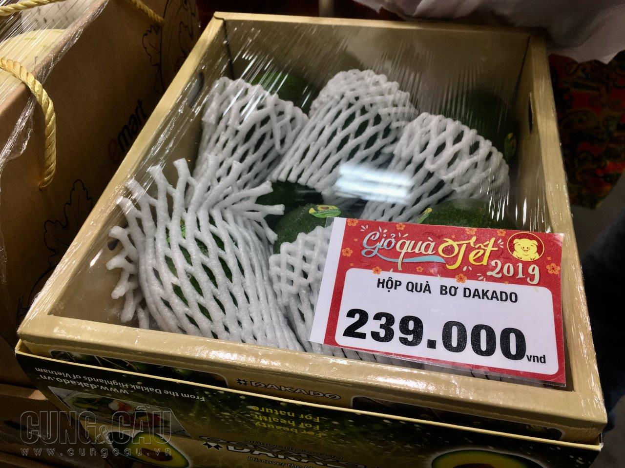 Những giỏ quà trái cây được siêu thị gói đẹp mắt với giá từ 200 - 300 ngàn đồng.