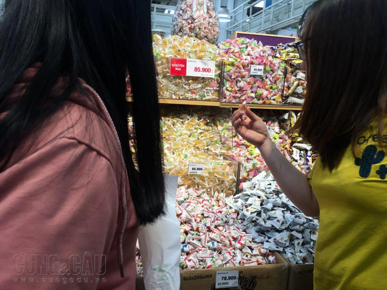 Người Sài Gòn chen chân chọn bánh kẹo và mứt Tết tại các siêu thị.