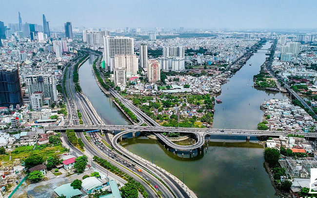   Hạ tầng khu Đông Sài Gòn liên tục được đầu tư với tuyến metro, cao tốc, đường vành đai kéo theo dự án bất động sản ồ ạt mọc lên.  