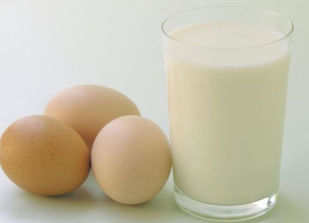   Mặt nạ lòng đỏ trứng và sữa sẽ giúp dưỡng móng tay hiệu quả. Ảnh: pictame   