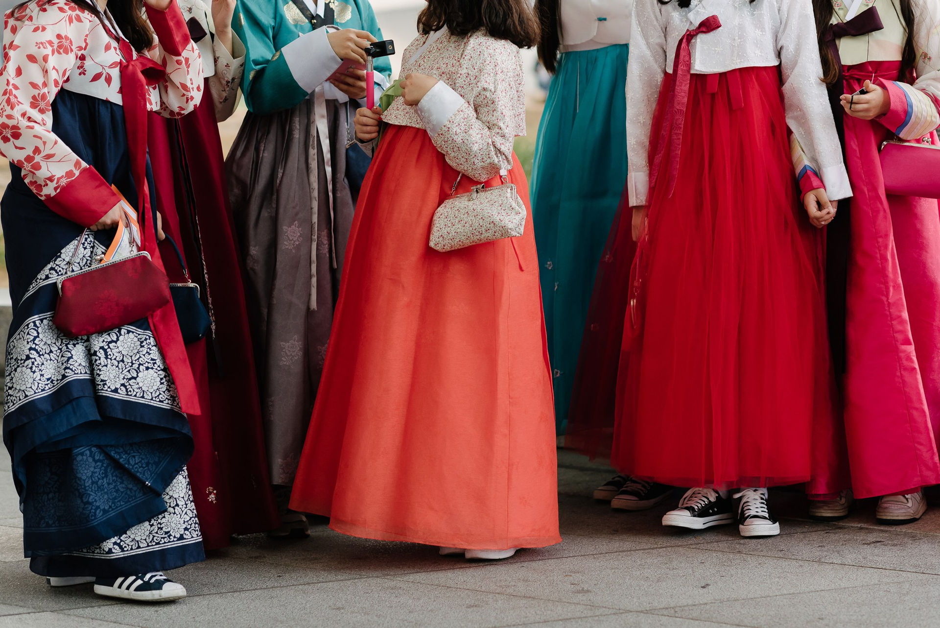 Các cô gái Hàn diện Hanbok đủ màu sắc và điểm thêm nét hiện đại với giày thế thao. (Ảnh: Dailystyle) 