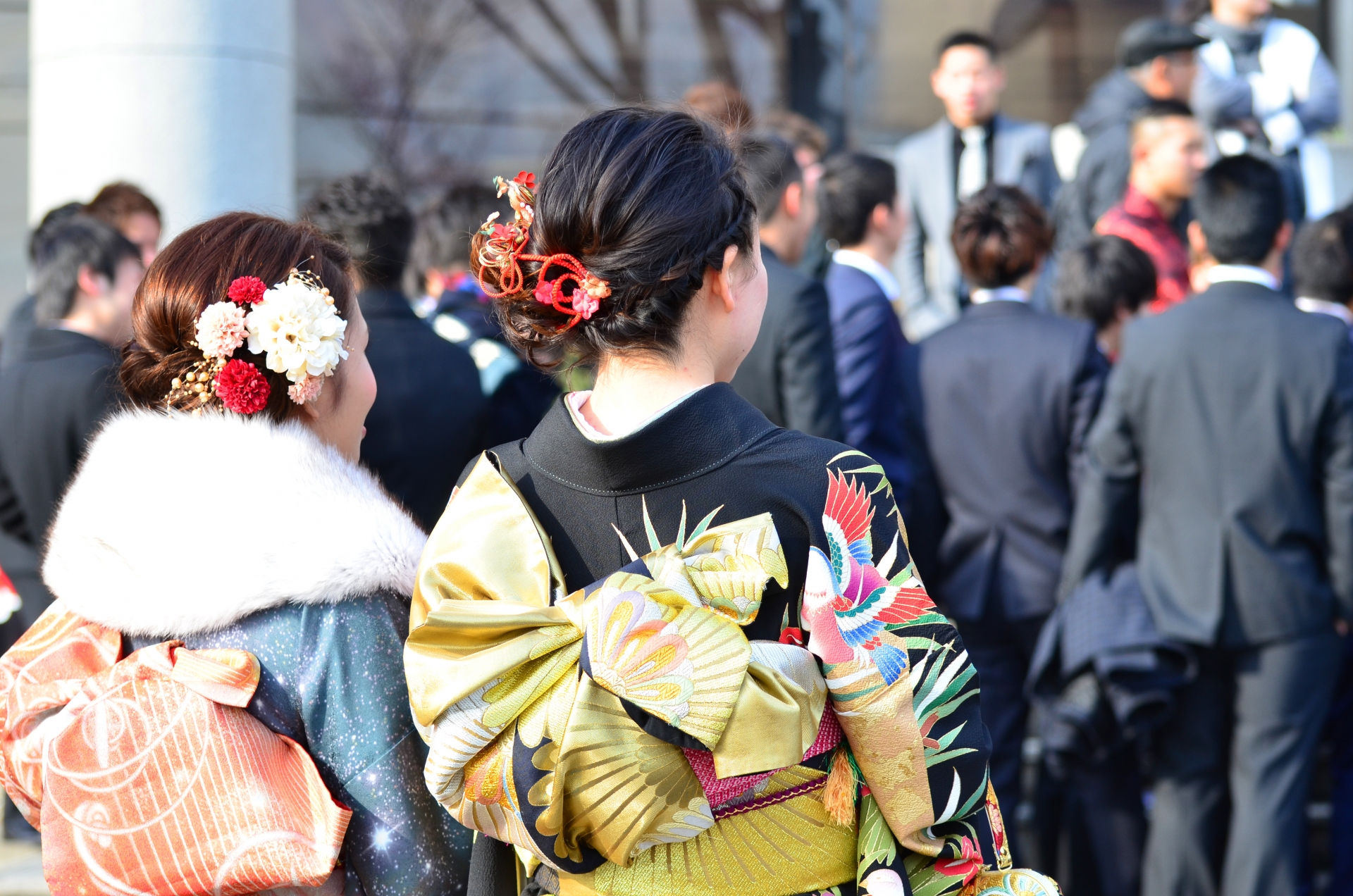  Vào các dịp lễ hội như Tết, các quý cô người Nhật thường diện Kimono hoặc Yukata nhiều họa tiết và tóc đính thêm phụ kiện khi xuống phố. (Ảnh: Jimotoru)