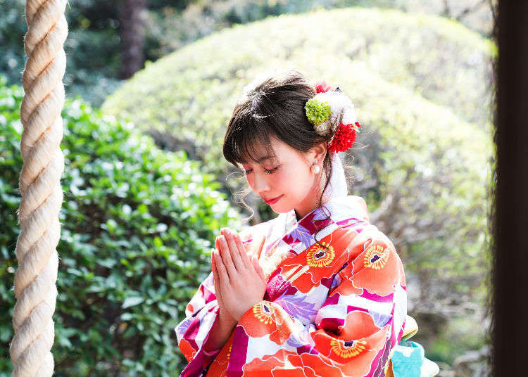  Trang phục truyền thống đầy sắc xuân với họa tiết và phụ kiện hoa cỏ của một cô gái Nhật. (Ảnh: Livejapan)