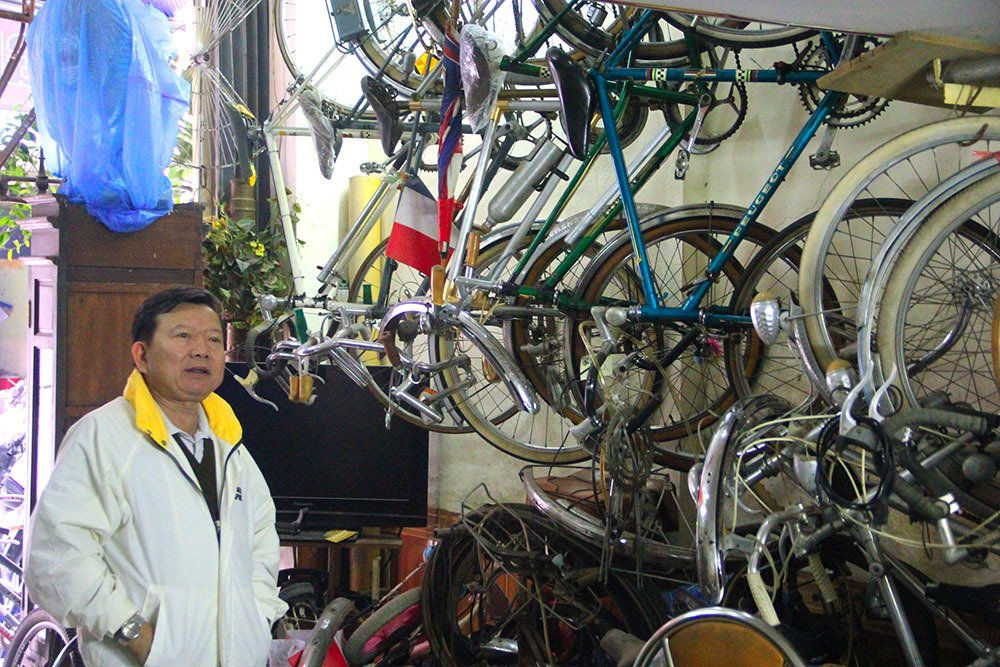 Ông Công bên bộ sưu tập xe đạp cổ. 