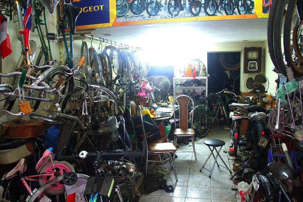 Căn nhà nhỏ trong ngõ chất đầy xe đạp 