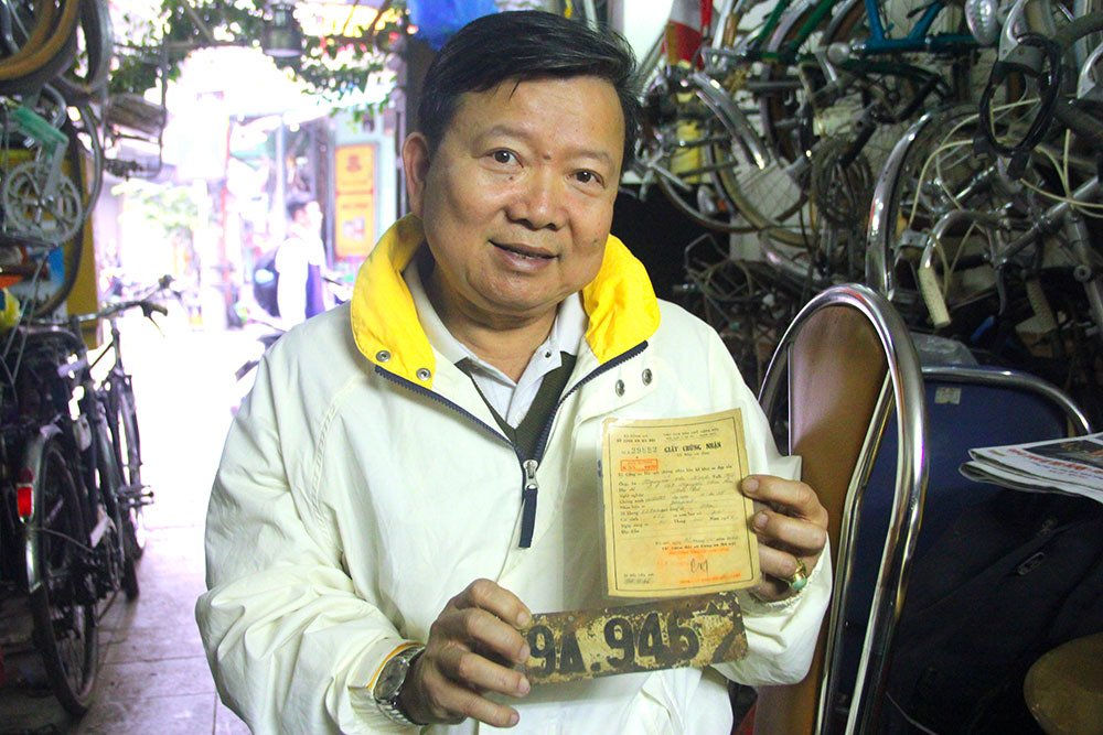 Ông Công cũng sở hữu nhiều kỷ vật quý về xe đạp như biển số và đăng ký xe từ những năm 1966 