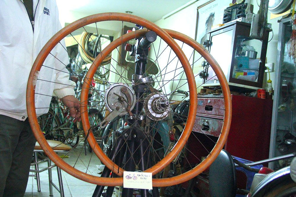 Đôi vành xe đạp bằng gỗ thuộc hàng hiếm được sản xuất ở Pháp từ thế kỷ 19, do được bảo quản tốt đến nay không có hư hại gì 