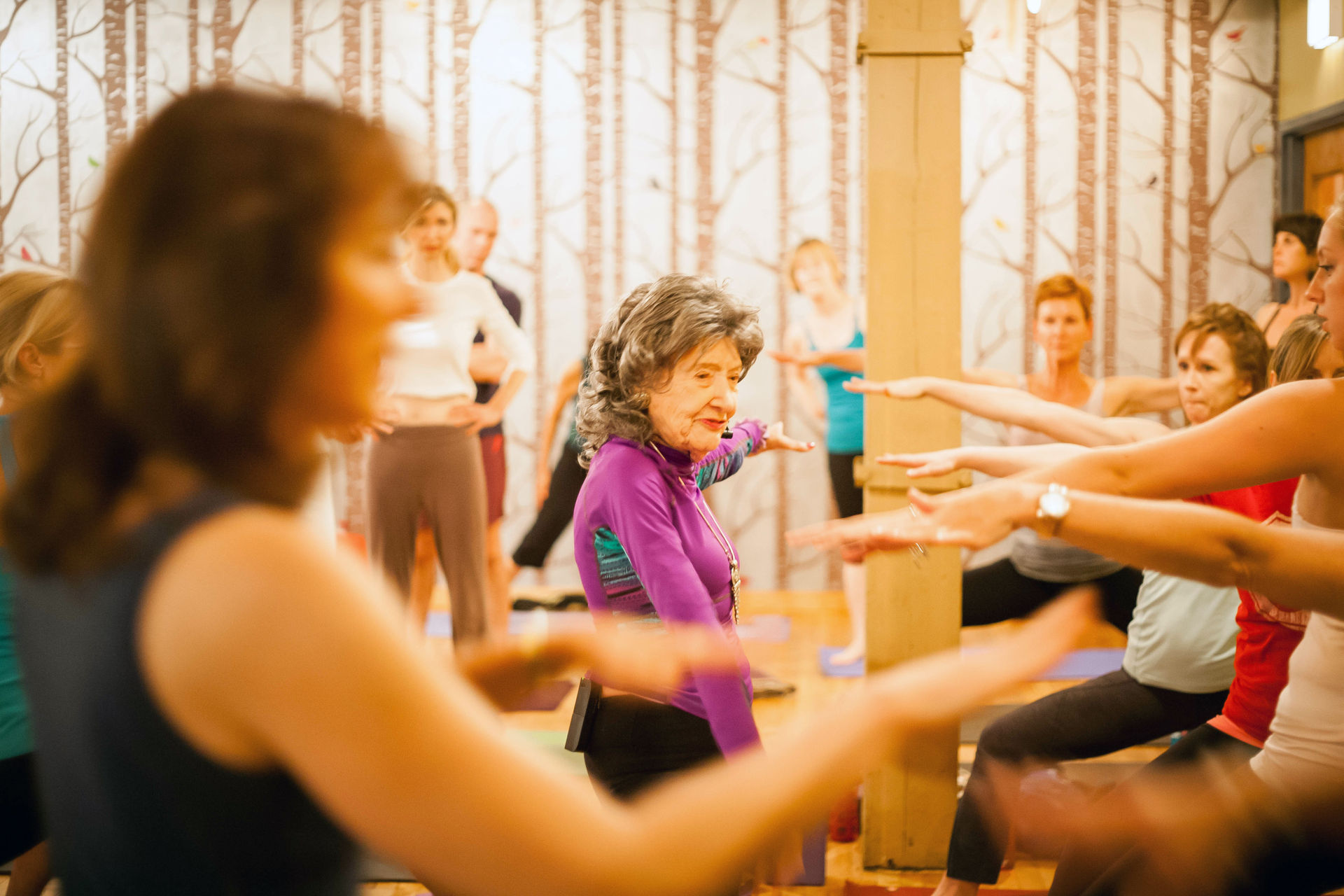 Sau gần 9 thập kỷ gắn bó với bộ môn yoga, cụ bà Tao Porchon-Lynch vẫn là một giáo viên yoga rất tích cực dù đã tròn 100 tuổi.
