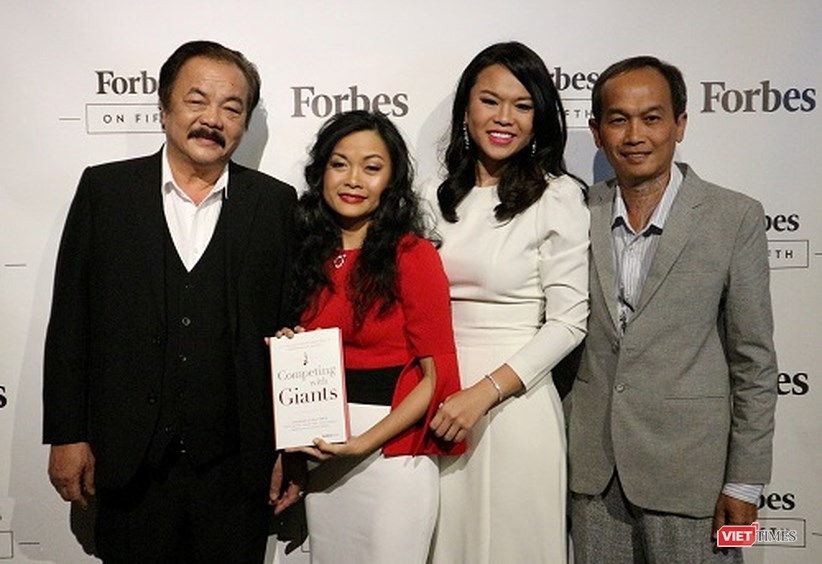   Doanh nhân Trần Quí Thanh cùng con gái Trần Uyên Phương và Trần Ngọc Bích tại Mỹ trong ngày ra mắt cuốn sách 
