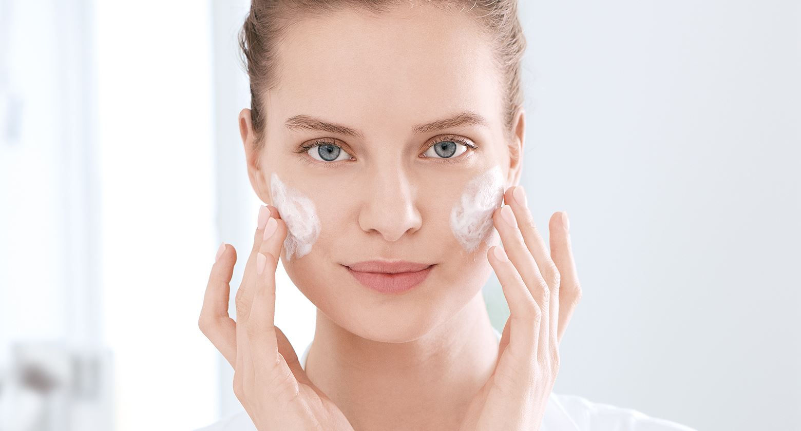 Đắp mặt nạ cho da để cung cấp độ ẩm và đem lại một làn da mềm mịn, căng tràn sức sống rất cần thiết. (Ảnh: Eucerin)