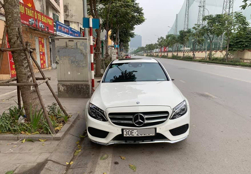   Chiếc Mercedes-Benz C-Class bị trộm lấy gương dù đỗ ở đường rộng nhiều người qua lại.   