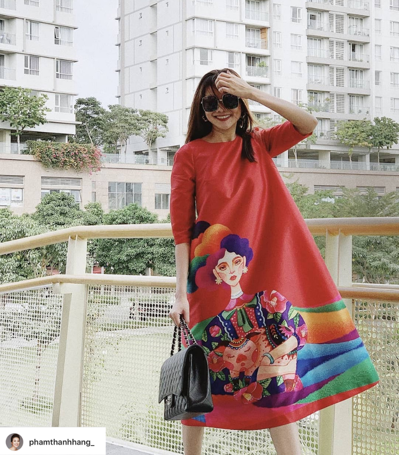  Thời trang Tết của siêu mẫu là chiếc váy đỏ in họa tiết có linh vật của năm 2019. (Ảnh: Instagram @phamthanhhang_)