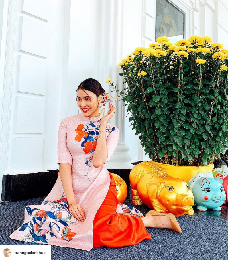  Áo dài là lựa chọn thời trang Tết của Lan Khuê và nhiều mỹ nhân Việt. Năm nay cũng là năm đầu tiên người đẹp ăn Tết cùng chồng là doanh nhân John Tuấn Nguyễn. (Ảnh: Instagram @tranngoclankhue)