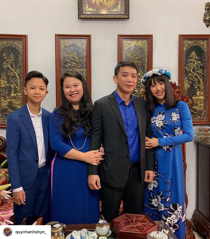Màu xanh là tông màu chủ đạo được gia đình hot girl Hà Thành diện trong ngày đầu năm. (Ảnh: Instagram @quynhanhshyn) 