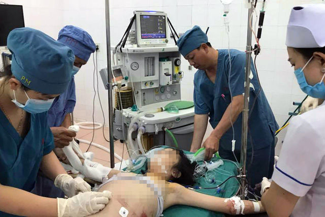   Các bác sĩ Bệnh viện Nhi đồng Đồng Nai chuẩn bị phẫu thuật cấp cứu bệnh nhi - Ảnh: Tuổi trẻ.  