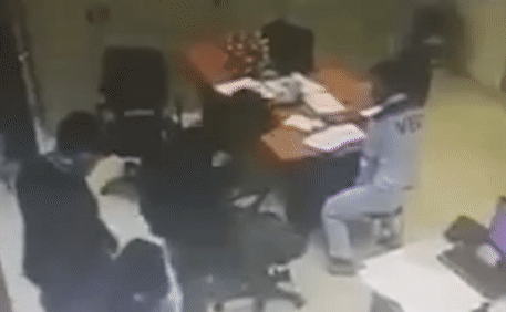 Hai kẻ bịt mặt lao vào văn phòng trạm thu phí, đánh gục nhân viên trạm và cướp tiền. Ảnh chụp màn hình.