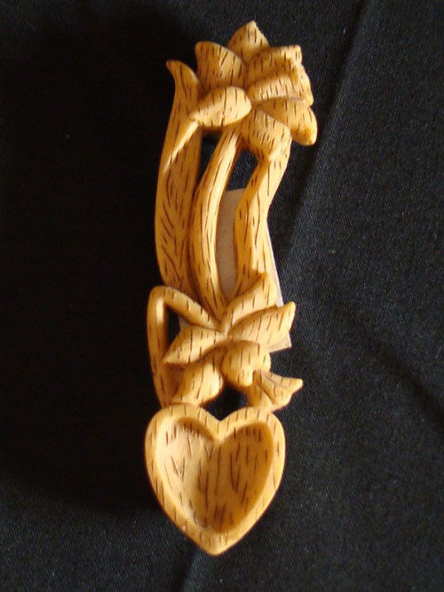   Xứ Wale (Nước Anh), những chiếc muỗng đáng yêu làm bằng gỗ được chạm khắc là những món quà được người dân xứ Wale tặng nhau trong ngày 14/2.  