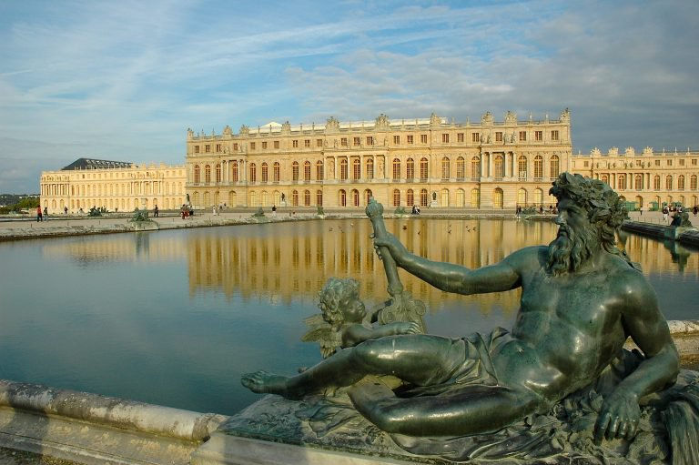 Château de Versailles là một trong những địa danh nổi tiếng nhất của Pháp và là một điểm nóng du lịch.   