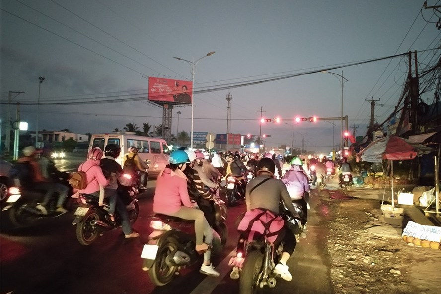 Người dân các tỉnh miền Tây đi từ nửa đêm để tránh kẹt xe trên QL1 và cầu Rạch Miễu. Ảnh: Lao động.