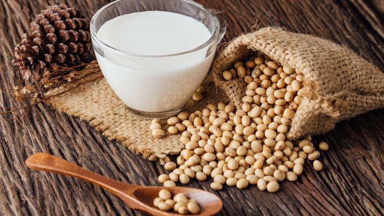 Sữa đậu nành thường được dùng thay thế sữa bò với người bị dị ứng sữa hoặc người ăn chay 