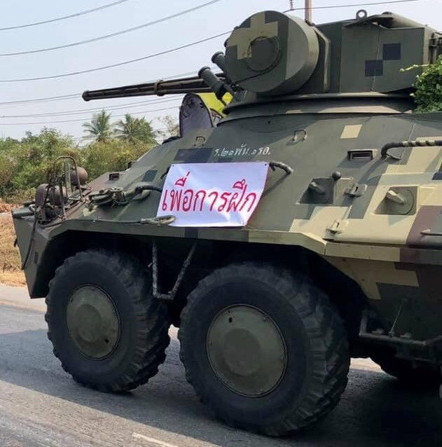 Xe thiết giáp được nhìn thấy ở phía bắc Bangkok hướng về tỉnh Lopburi. Ảnh: Twitter/ Andrew MacGregor Marshall.