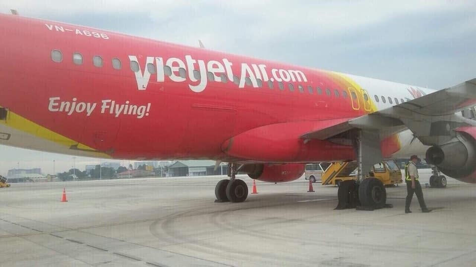  Hình ảnh chiếc máy bay Vietjet hỏng lốp khi hạ cánh xuống sân bay Tân Sơn Nhất được chia sẻ trên mạng xã hội.