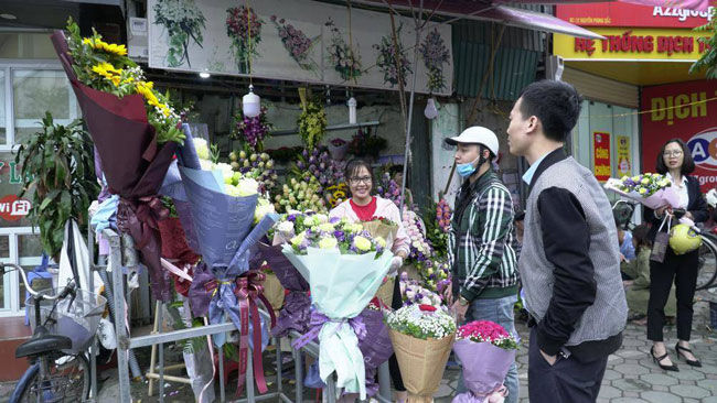 Giá hoa tươi tại Hà Nội đã tăng vọt trong dịp Lễ tình nhân Valentine (14/2).