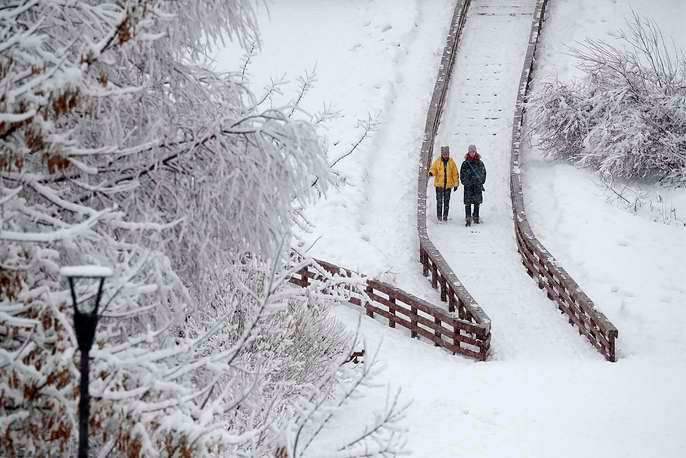 Người dân đi lại trên những lối đi trắng tuyết ở quận Ramenki