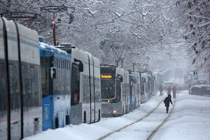 Hình ảnh những toa xe điện chạy dưới cơn mưa tuyết gần nhà ga tàu điện ngầm Shchukinskaya
