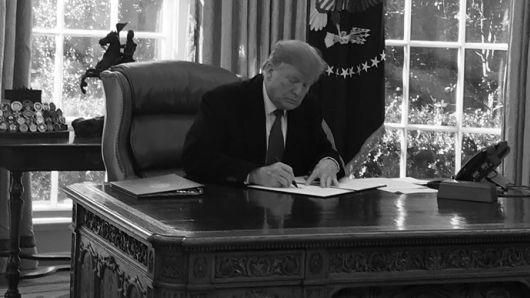 Tổng thống Donald Trump ký Tuyên bố về tình trạng khẩn cấp quốc gia. Ảnh: Nhà Trắng.
