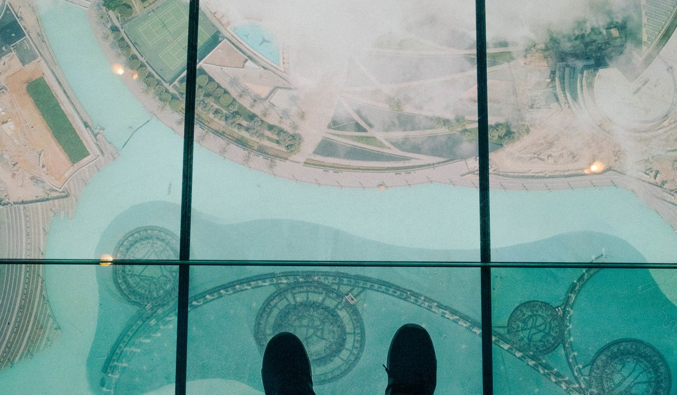 DƯới chân bạn là màn hình cảm ứng hiển thị hình ảnh trên không của Burj Khalifa.