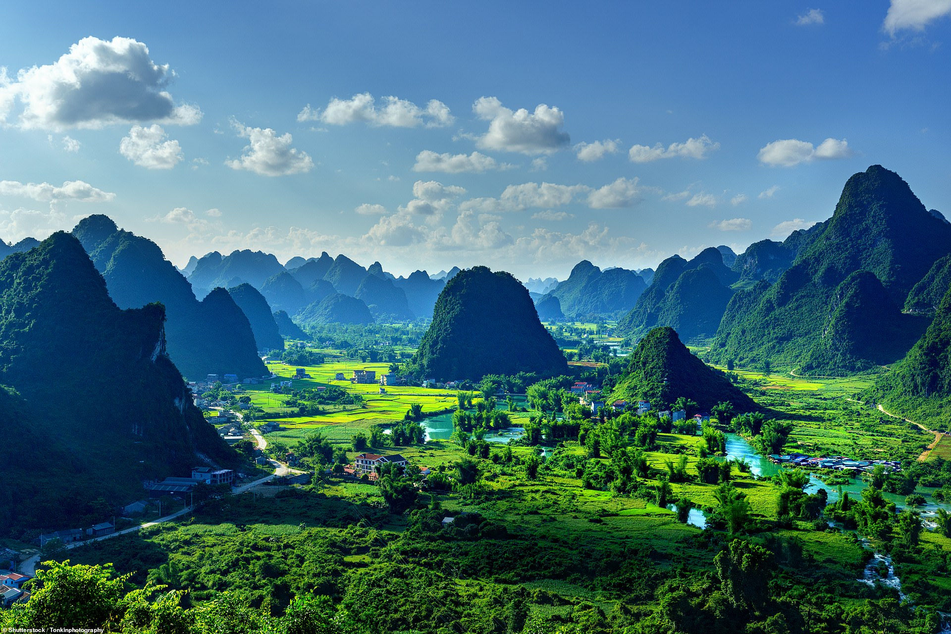 Một bức tranh phong cảnh tuyệt đẹp với những ngọn núi và cánh đồng lúa ở huyện Trùng Khánh, tỉnh Cao Bằng, Việt Nam. Nơi đây nổi tiếng với đặc sản hạt dẻ Trùng Khánh nhờ điều kiện không khí mát lành cùng thổ nhưỡng trong lành quanh năm.