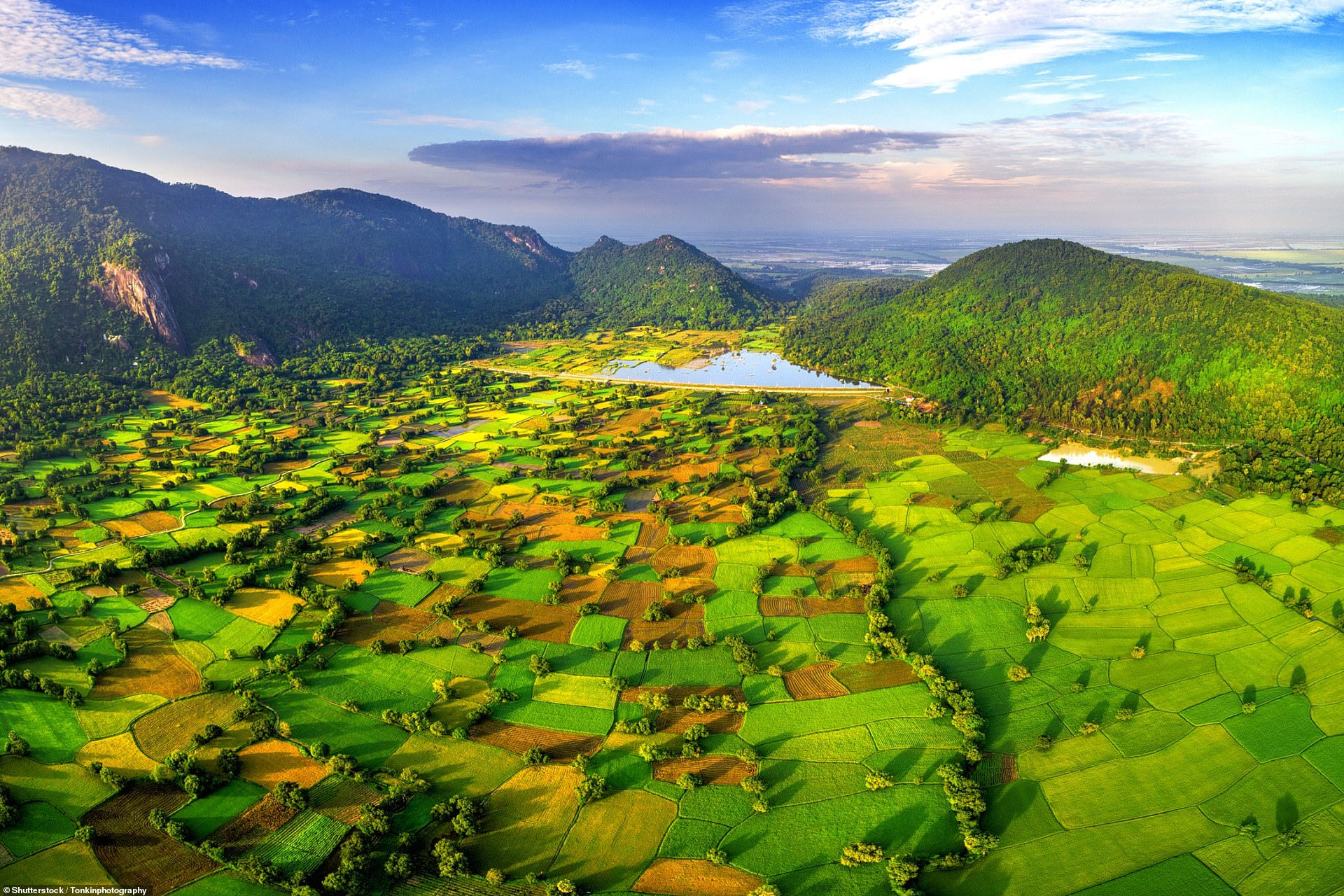 Những cánh đồng lúa ở thị trấn Tri Tôn, huyện Tri Tôn, tỉnh An Giang, “bát cơm vàng” của Việt Nam. Nhìn từ trên cao, cả khu vực như một “tấm chăn lúa” khổng lồ được chắp vá.