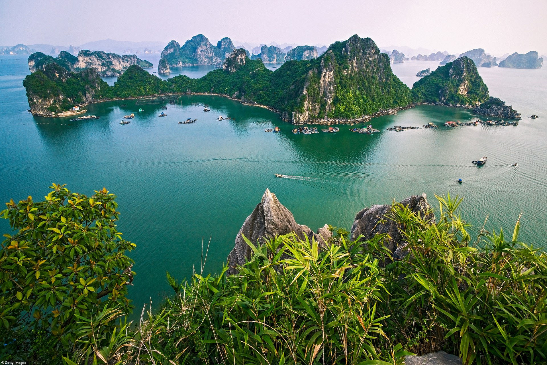 Vịnh Hạ Long, tỉnh Quảng Ninh nằm trong vịnh Bắc Bộ có hơn 1.600 hòn đảo lớn nhỏ và các tảng núi đá vôi, thường được coi là vịnh đẹp nhất trên thế giới.