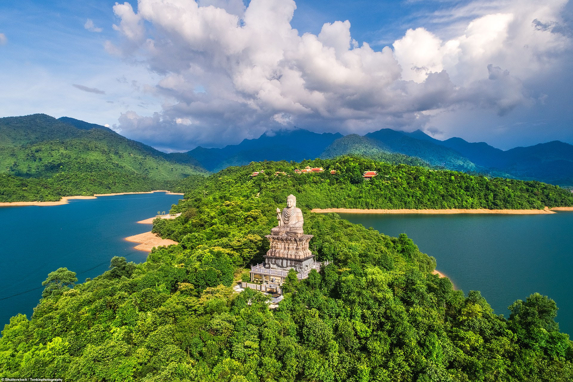 Thiền viện Trúc Lâm Bạch Mã nằm giữa hồ Truồi, gần núi Bạch Mã thuộc huyện Phú Lộc, Thừa Thiên Huế được xây dựng năm 2006 trong bức ảnh chụp từ trên cao.