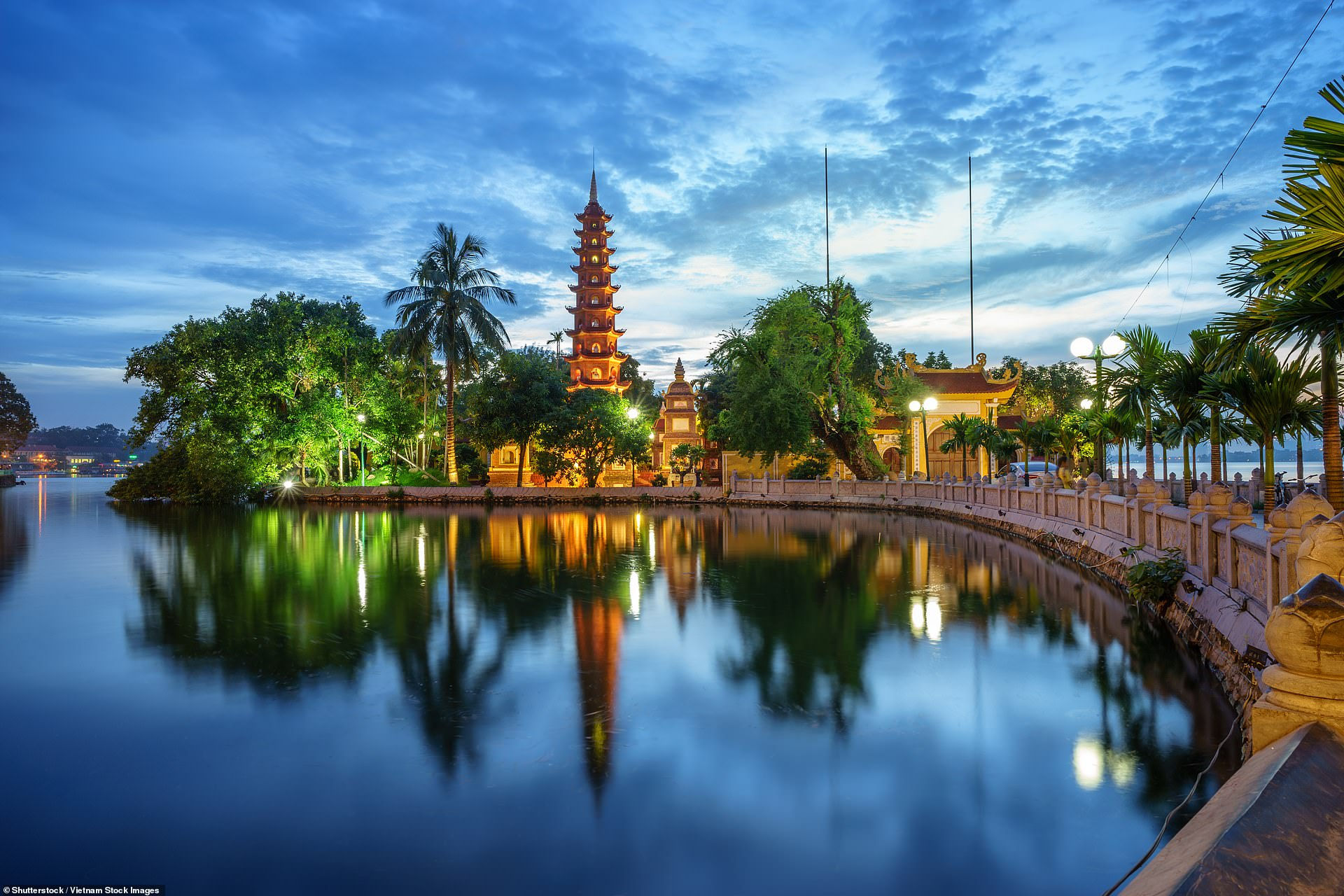Nằm trên một bán đảo nhỏ ở phía Đông Hồ Tây, chùa Trấn Quốc được coi là ngôi chùa cổ nhất ở Hà Nội, với tuổi thọ trên 1.500 tuổi. Đây là một điểm đến thu hút khách du lịch khi đến với thủ đô.